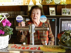 Gaby achter de tapkast toen zij 60 jaar café vierde
