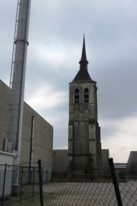 De kerktoren van Wilmarsdonk staat enigszins verlaten tussen bedrijfsterreinen