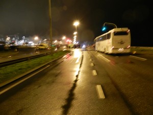 Op de westelijke kant van de Noordlandbrug stond een sterke stakerspost. Aan het Delwaidedok bleef het 's morgens rustig.