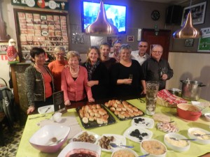 Het bestuur van Nelekes Spaarders achter de buffettafel